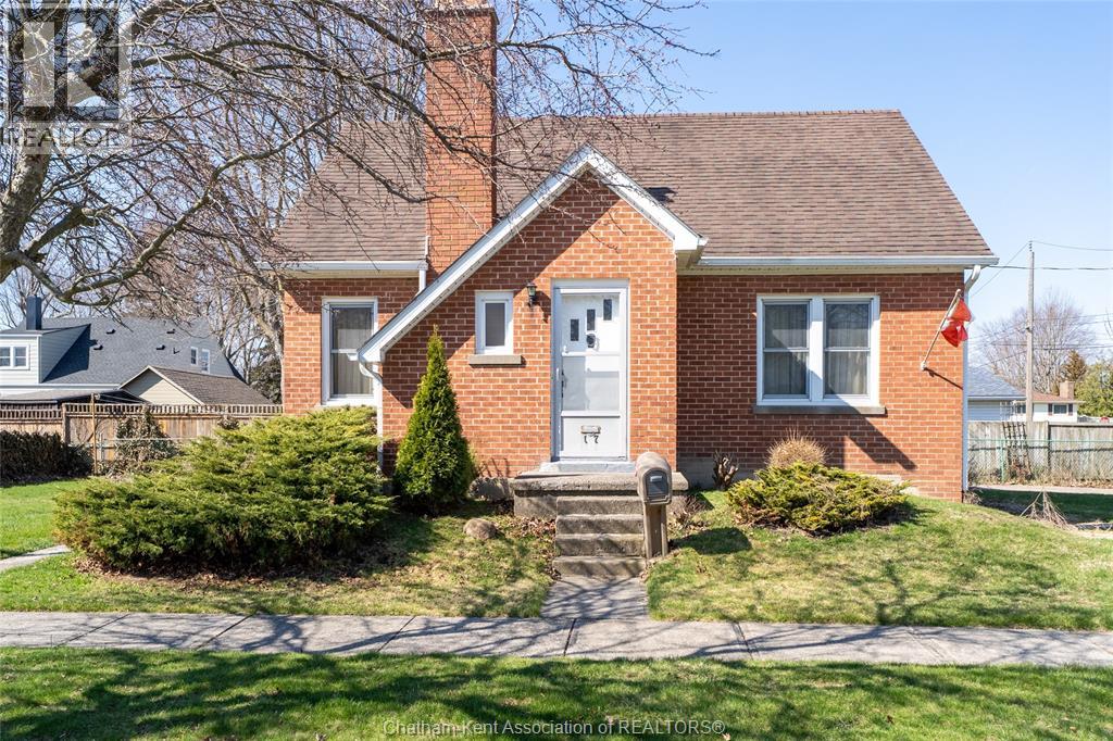 17 Grand Avenue, Wallaceburg, Ontario  N8A 4J8 - Photo 2 - 26001947