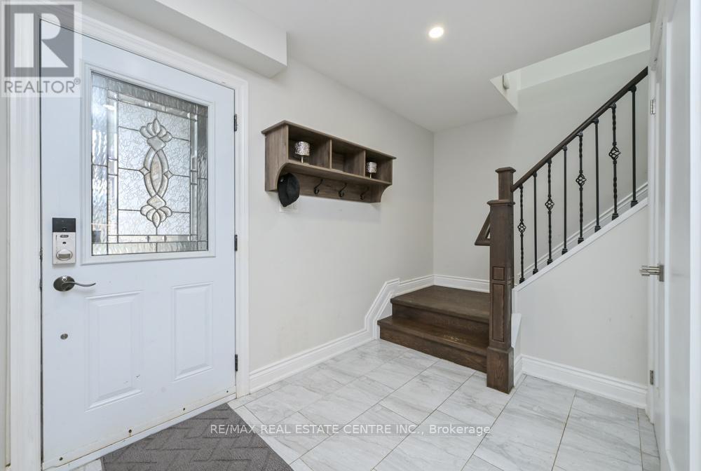 14 Borden Hill Court, Brampton, Ontario  L6S 3K7 - Photo 4 - W12986418