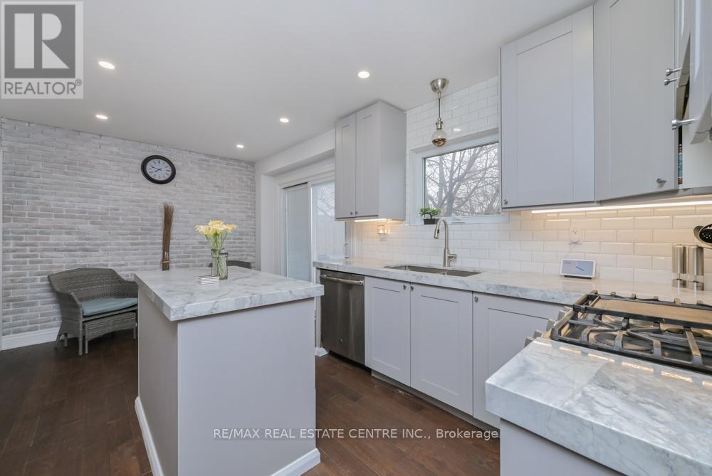 14 Borden Hill Court, Brampton, Ontario  L6S 3K7 - Photo 7 - W12986418