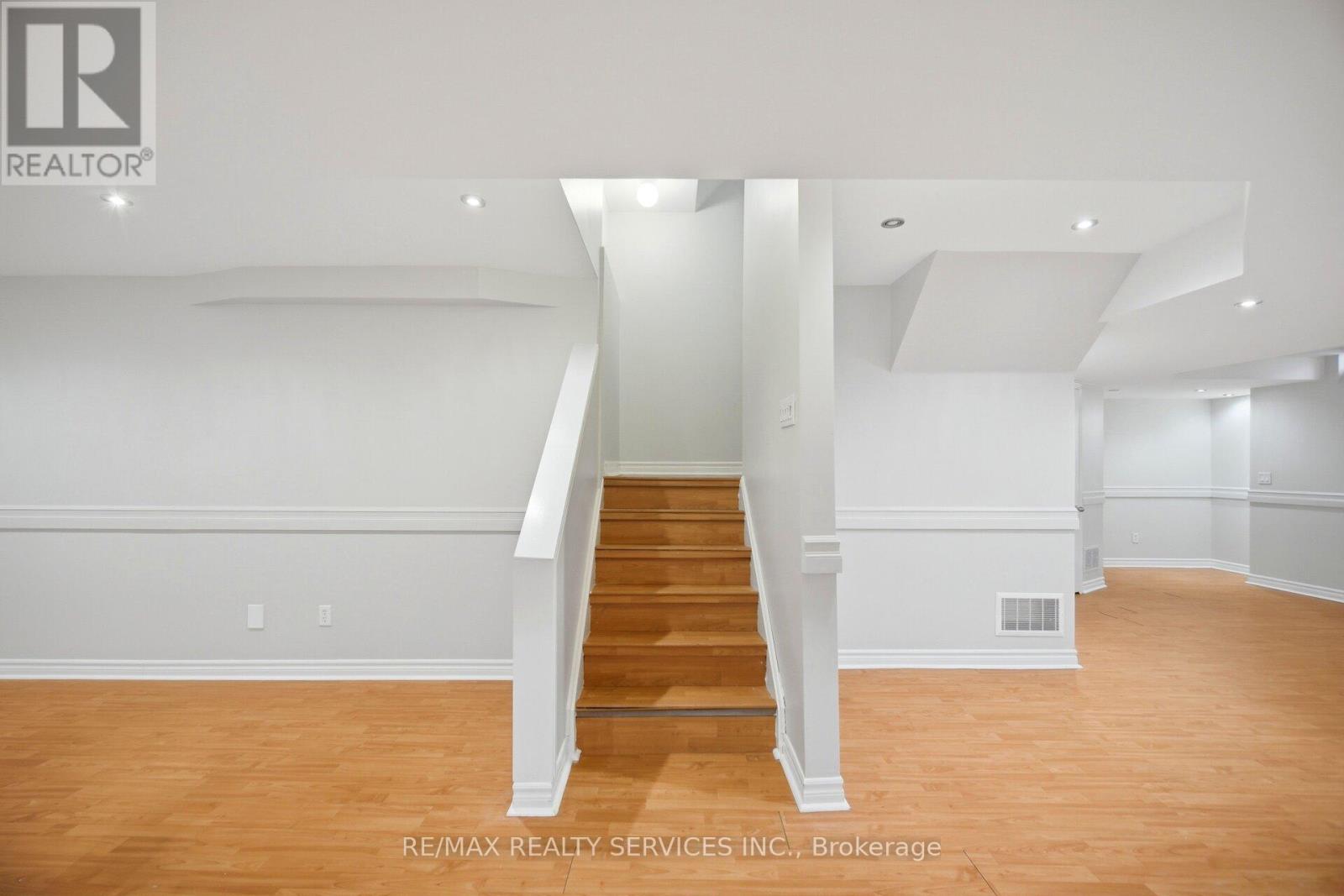 17 Donherb Crescent, Caledon, Ontario  L7C 1E3 - Photo 37 - W12986426