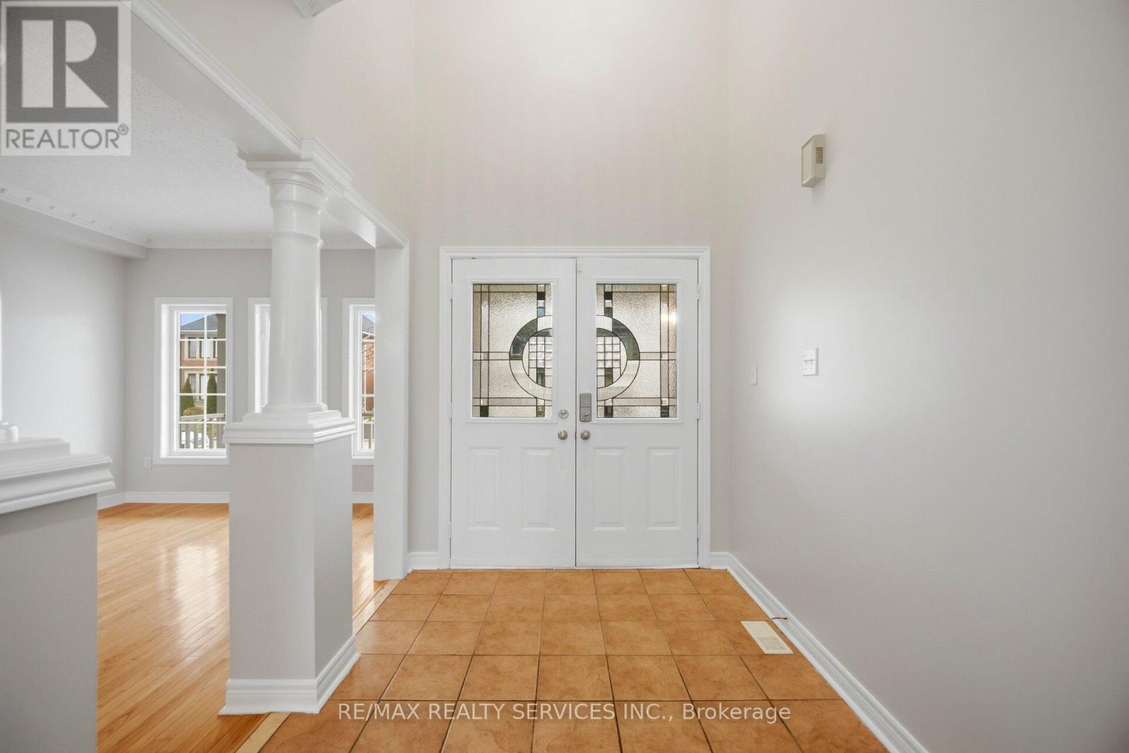 17 Donherb Crescent, Caledon, Ontario  L7C 1E3 - Photo 6 - W12986426