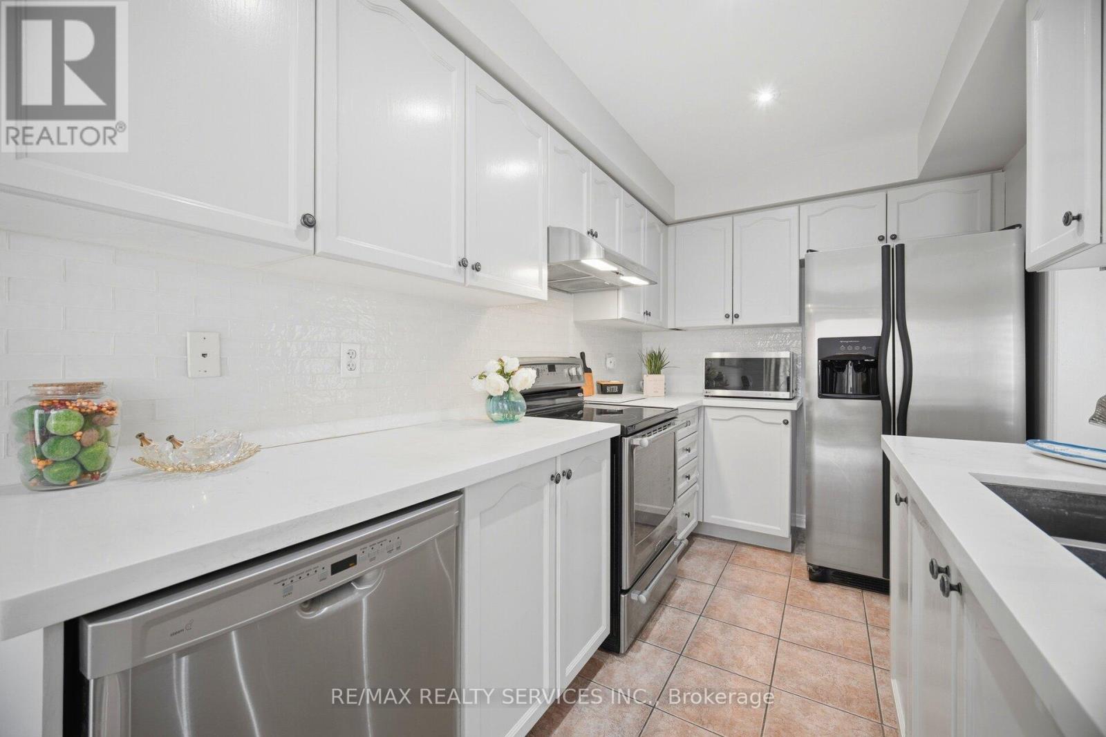 179 - 525 Novo Star Drive, Mississauga, Ontario  L5W 1Y1 - Photo 3 - W12986452