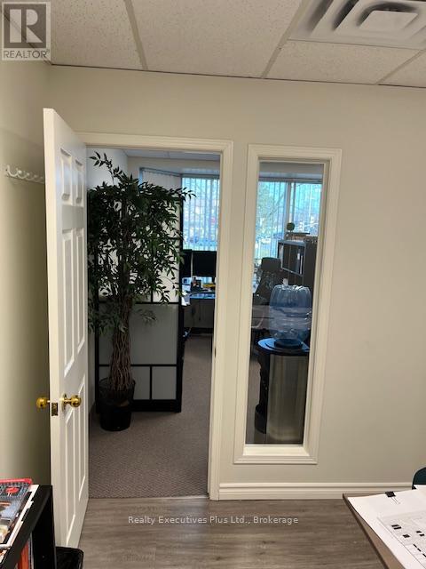 202 - 466 Speers Road, Oakville, Ontario  L6K 3W9 - Photo 4 - W12986204