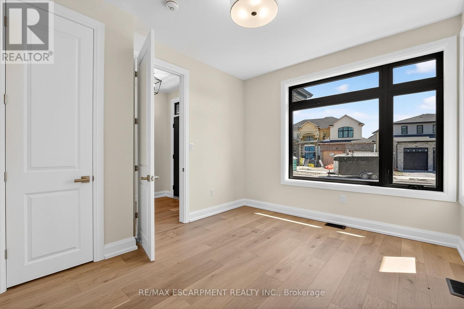 6192 Curlin Crescent, Niagara Falls, Ontario  L2H 3W8 - Photo 7 - X12985274