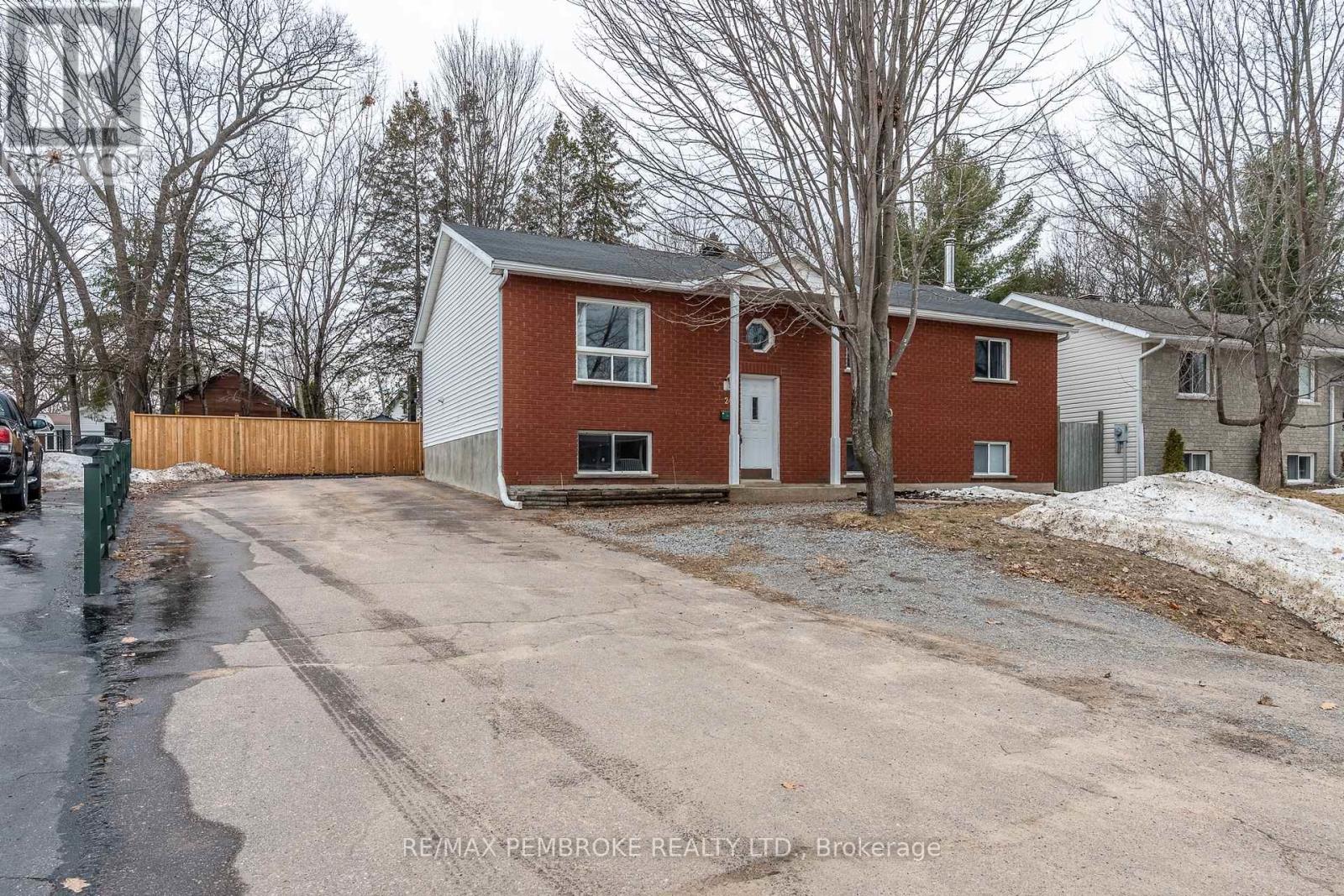 24 Earl Street, Petawawa, Ontario  K8H 3M4 - Photo 1 - X12986482