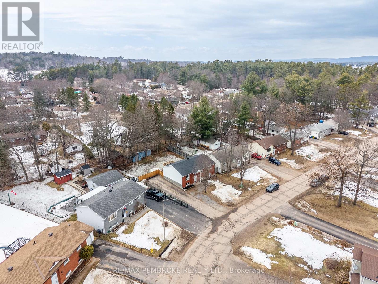 24 Earl Street, Petawawa, Ontario  K8H 3M4 - Photo 12 - X12986482