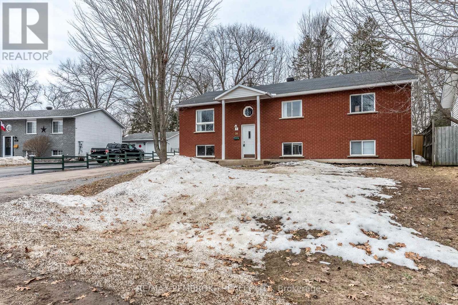 24 Earl Street, Petawawa, Ontario  K8H 3M4 - Photo 2 - X12986482