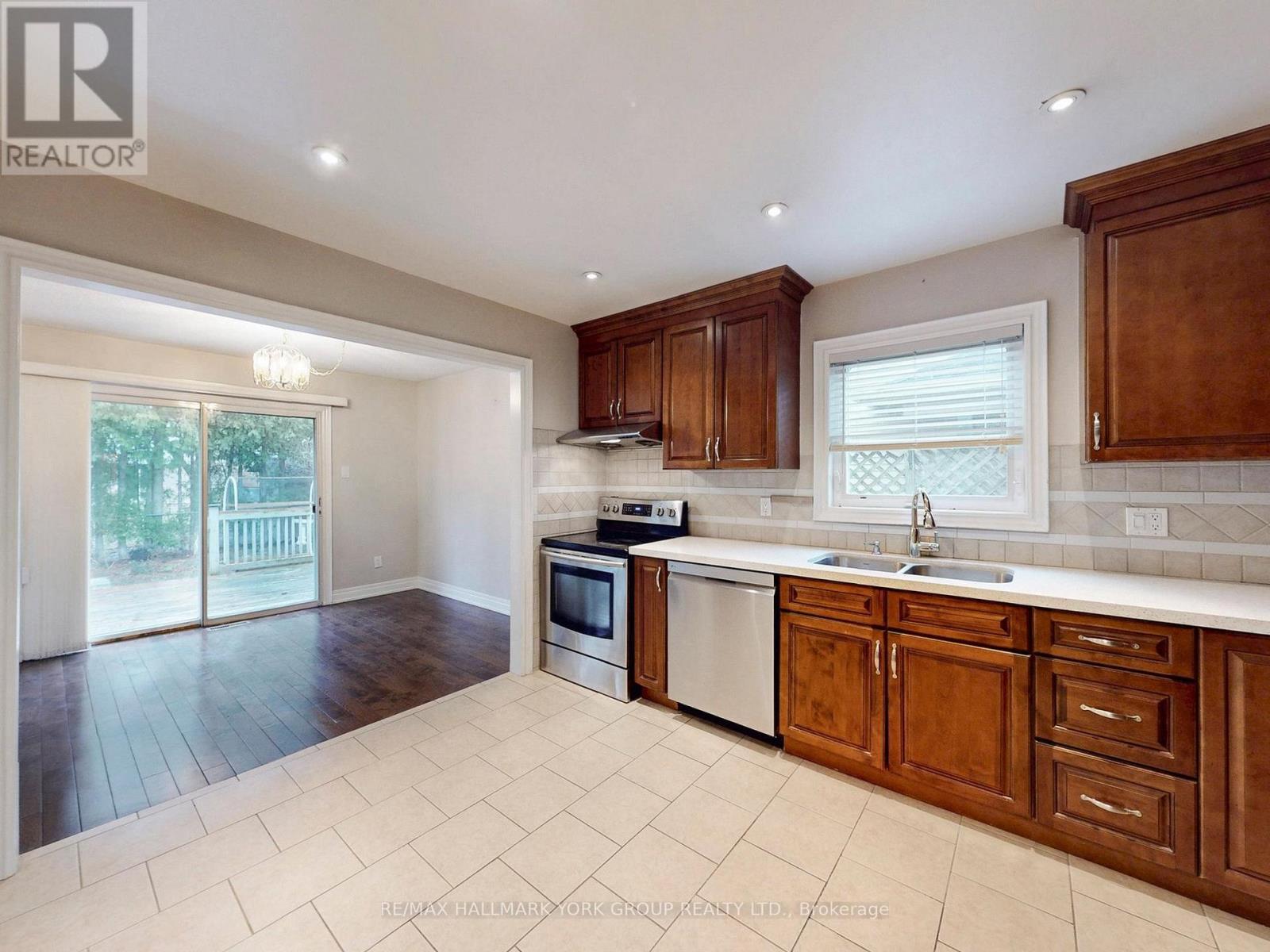 161 Spruce Street, Aurora, Ontario  L4G 3R7 - Photo 11 - N12982790