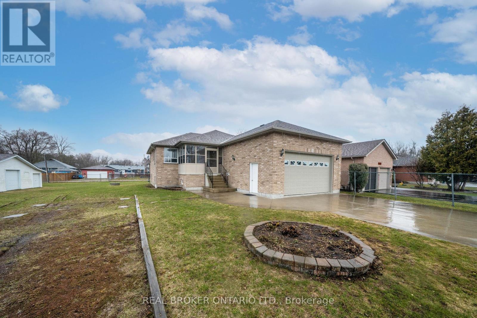 1092 Alfred Street, Innisfil, Ontario  L0L 1C0 - Photo 2 - N12986494