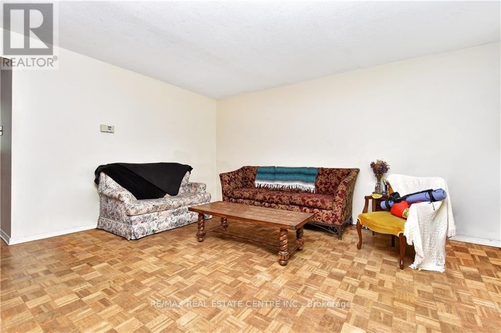 960 Meadowlands Drive, Ottawa, Ontario  K2C 0K3 - Photo 4 - X12986474