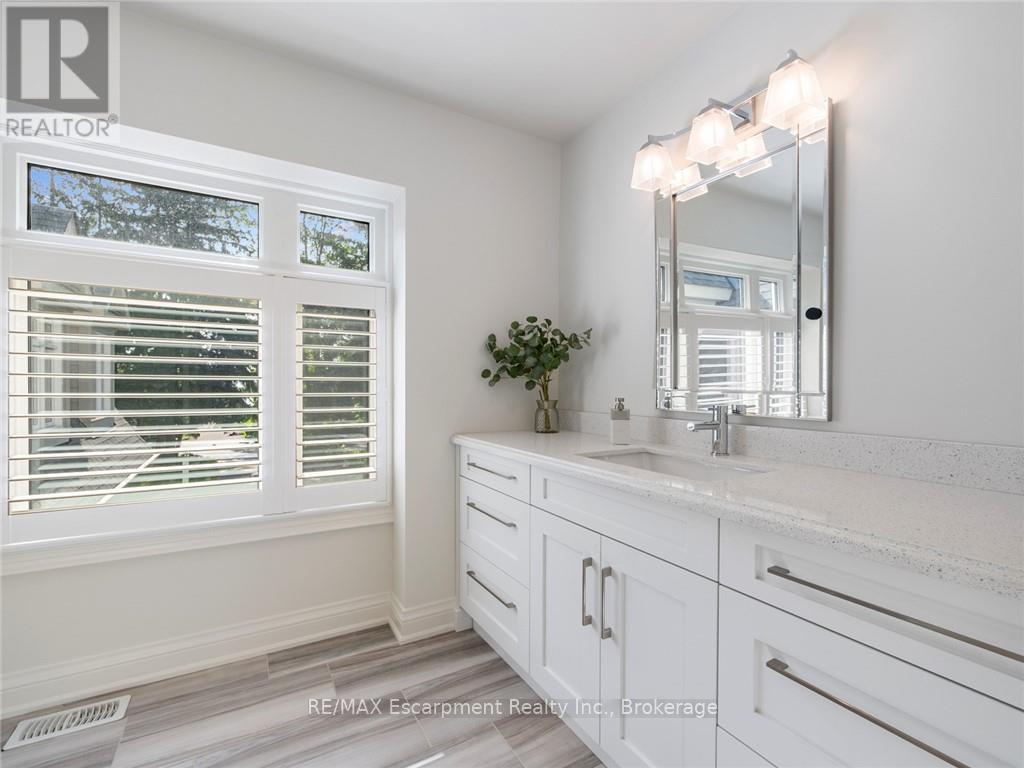 3087 Lakeshore Road, Burlington, Ontario  L7N 1A3 - Photo 24 - W12986602