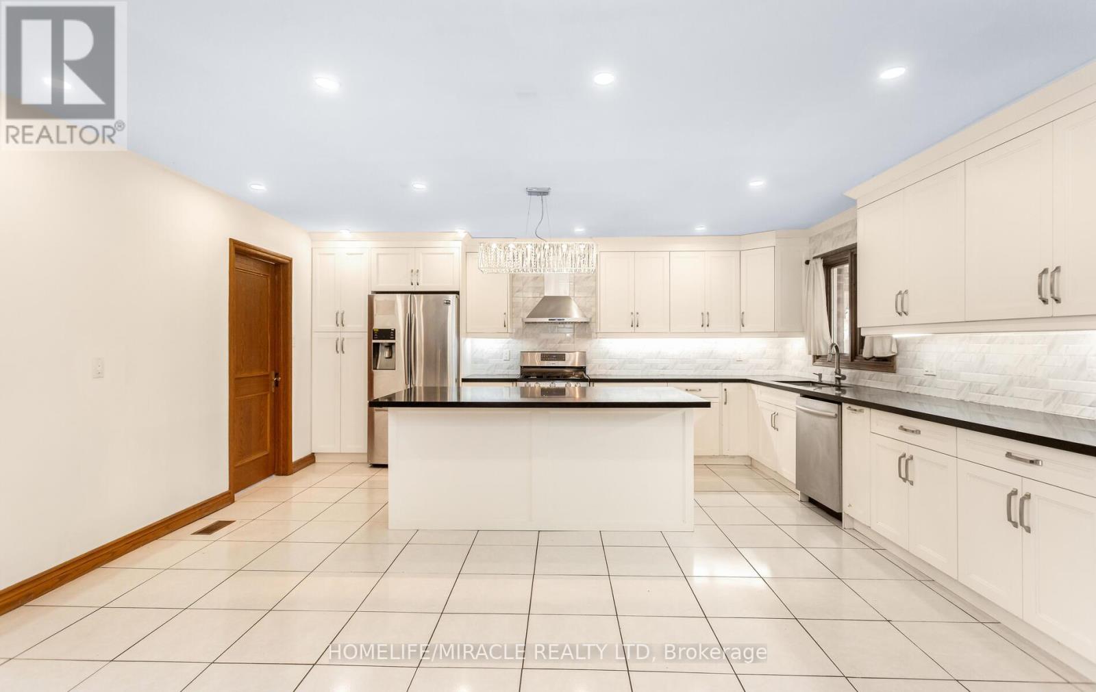 85 Harlow Crescent, Toronto, Ontario  M9V 2Y8 - Photo 13 - W12970456