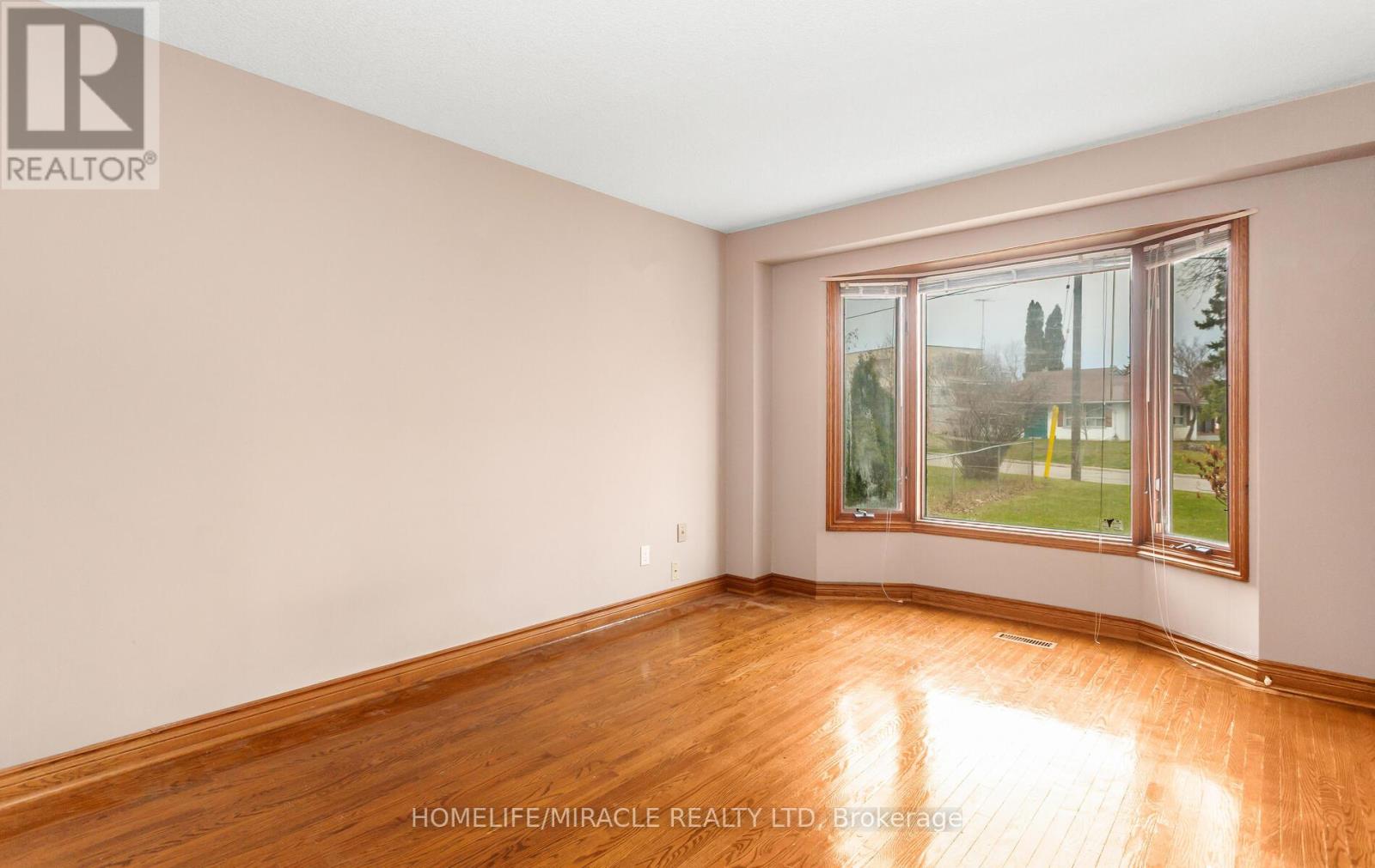 85 Harlow Crescent, Toronto, Ontario  M9V 2Y8 - Photo 6 - W12970456