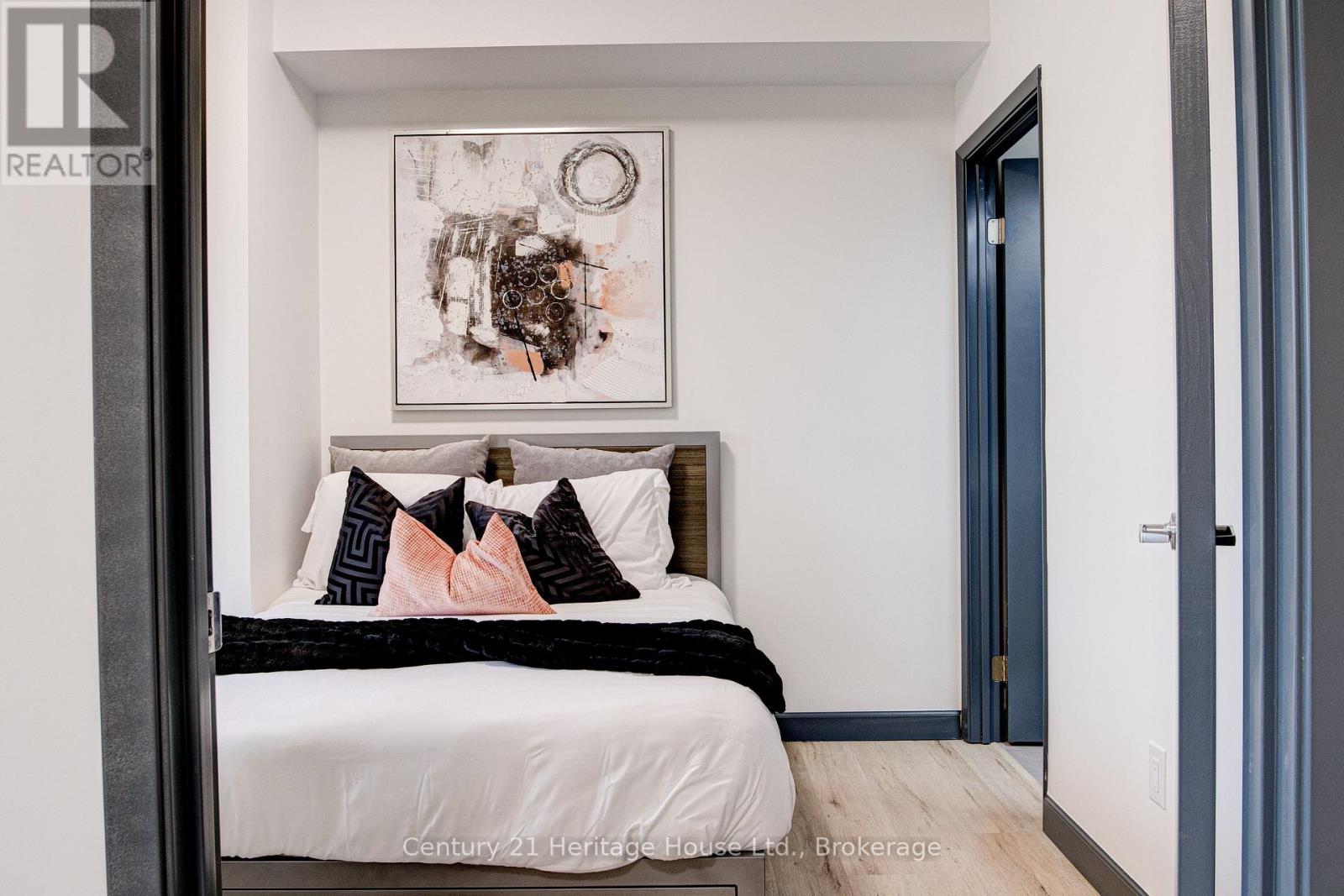 305 - 298 Hemlock Street, Waterloo, Ontario  N2L 0K8 - Photo 5 - X12986536