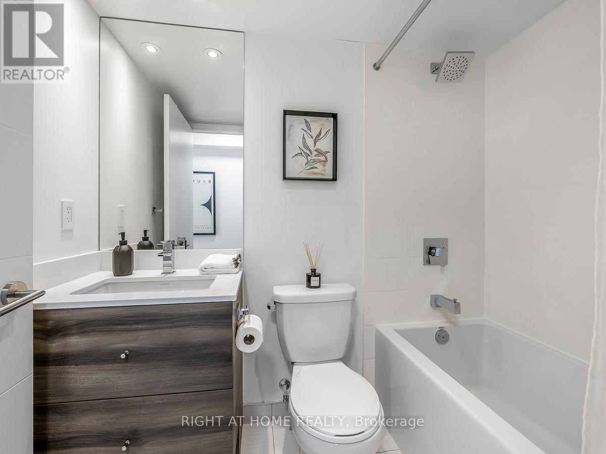 1622 - 525 Adelaide Street W, Toronto, Ontario  M5V 0N7 - Photo 11 - C12986572