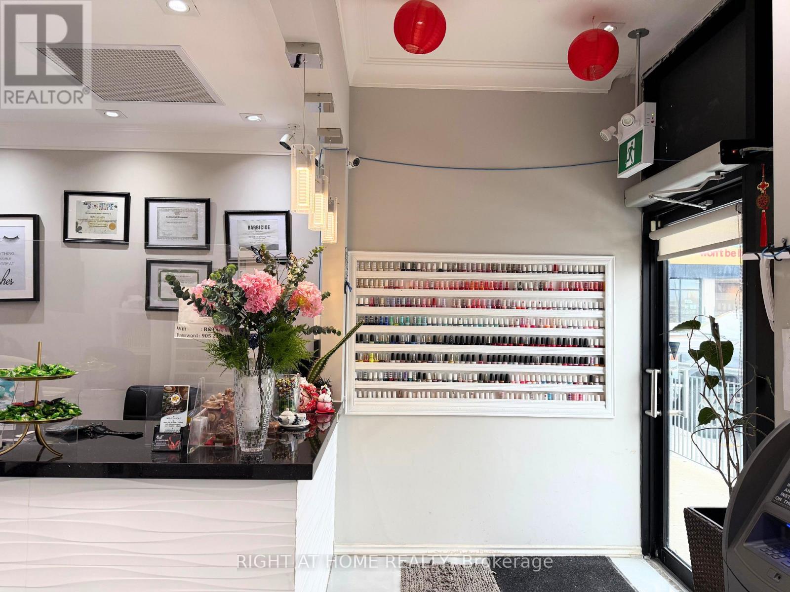 B - 54 Davis Drive, Newmarket, Ontario  L3Y 2M7 - Photo 3 - N12986614