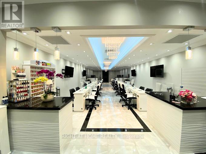 B - 54 Davis Drive, Newmarket, Ontario  L3Y 2M7 - Photo 4 - N12986614