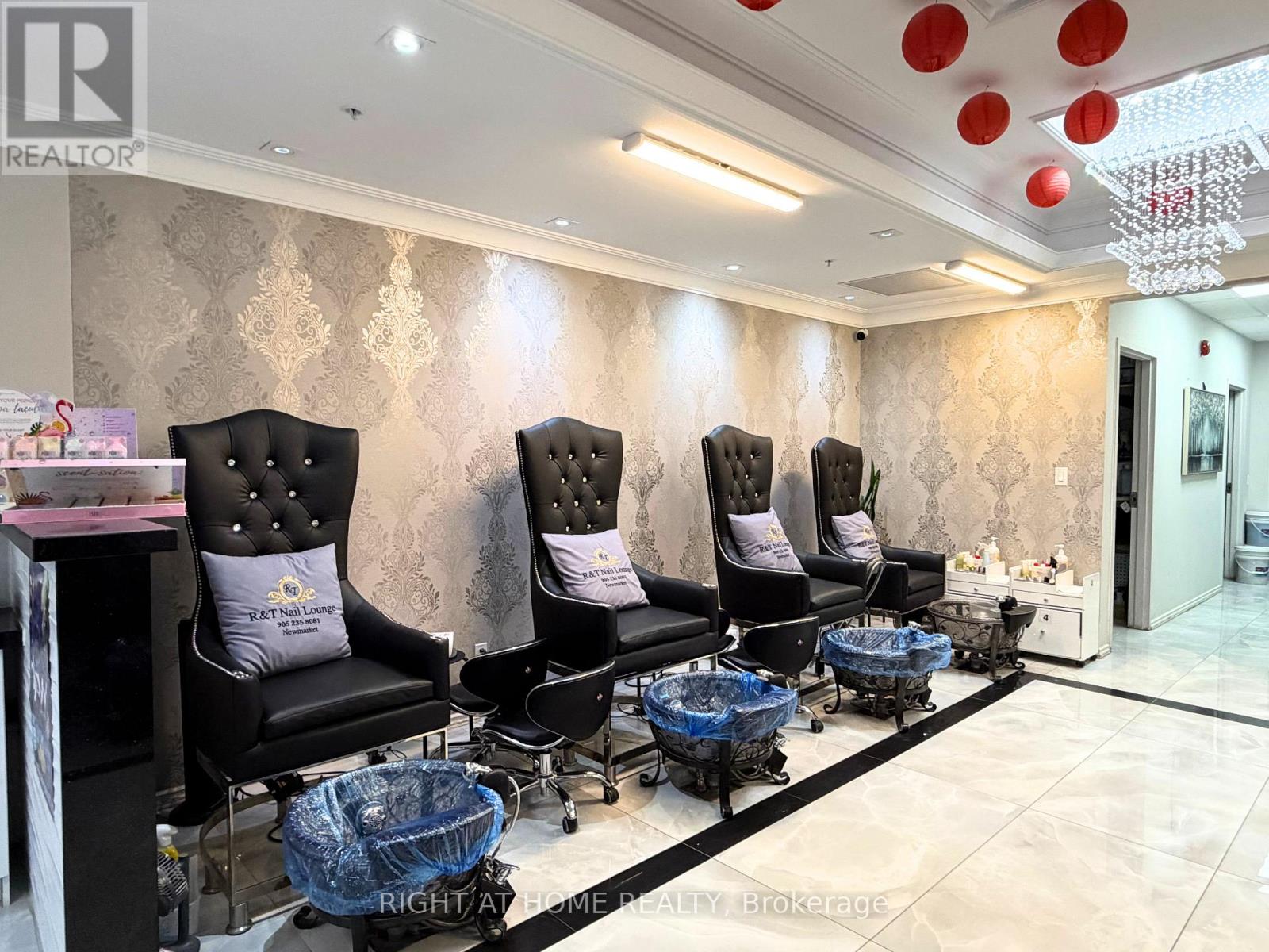 B - 54 Davis Drive, Newmarket, Ontario  L3Y 2M7 - Photo 7 - N12986614