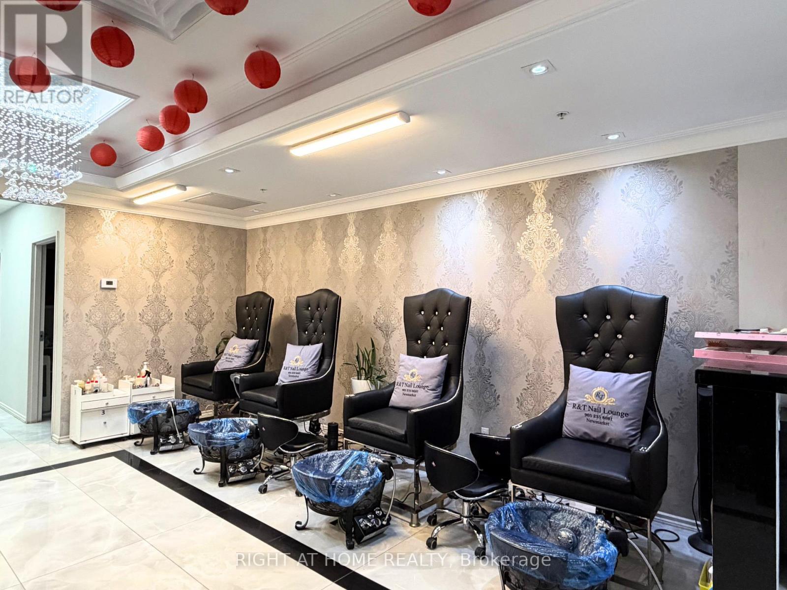 B - 54 Davis Drive, Newmarket, Ontario  L3Y 2M7 - Photo 8 - N12986614