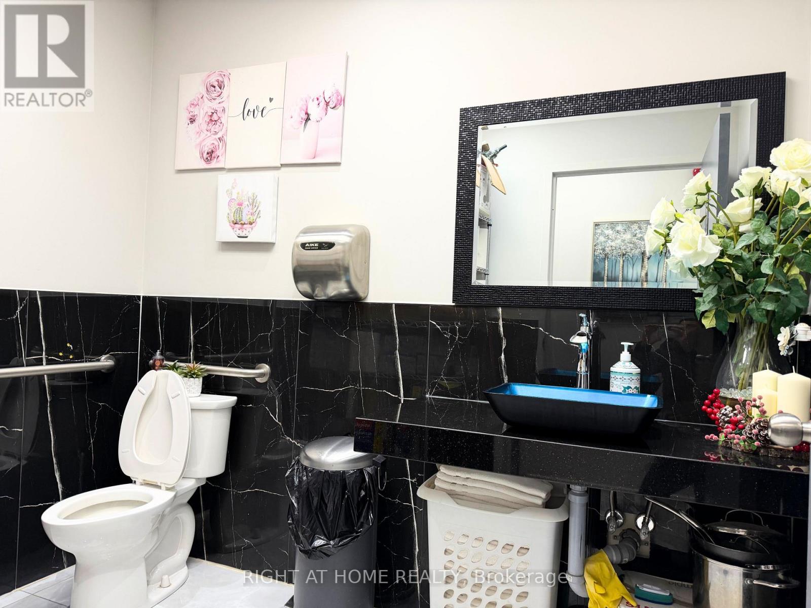 B - 54 Davis Drive, Newmarket, Ontario  L3Y 2M7 - Photo 9 - N12986614