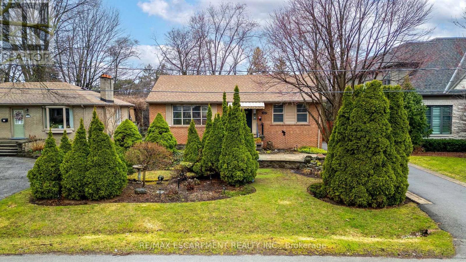 1051 Melvin Avenue, Oakville, Ontario  L6J 2V8 - Photo 3 - W12986568