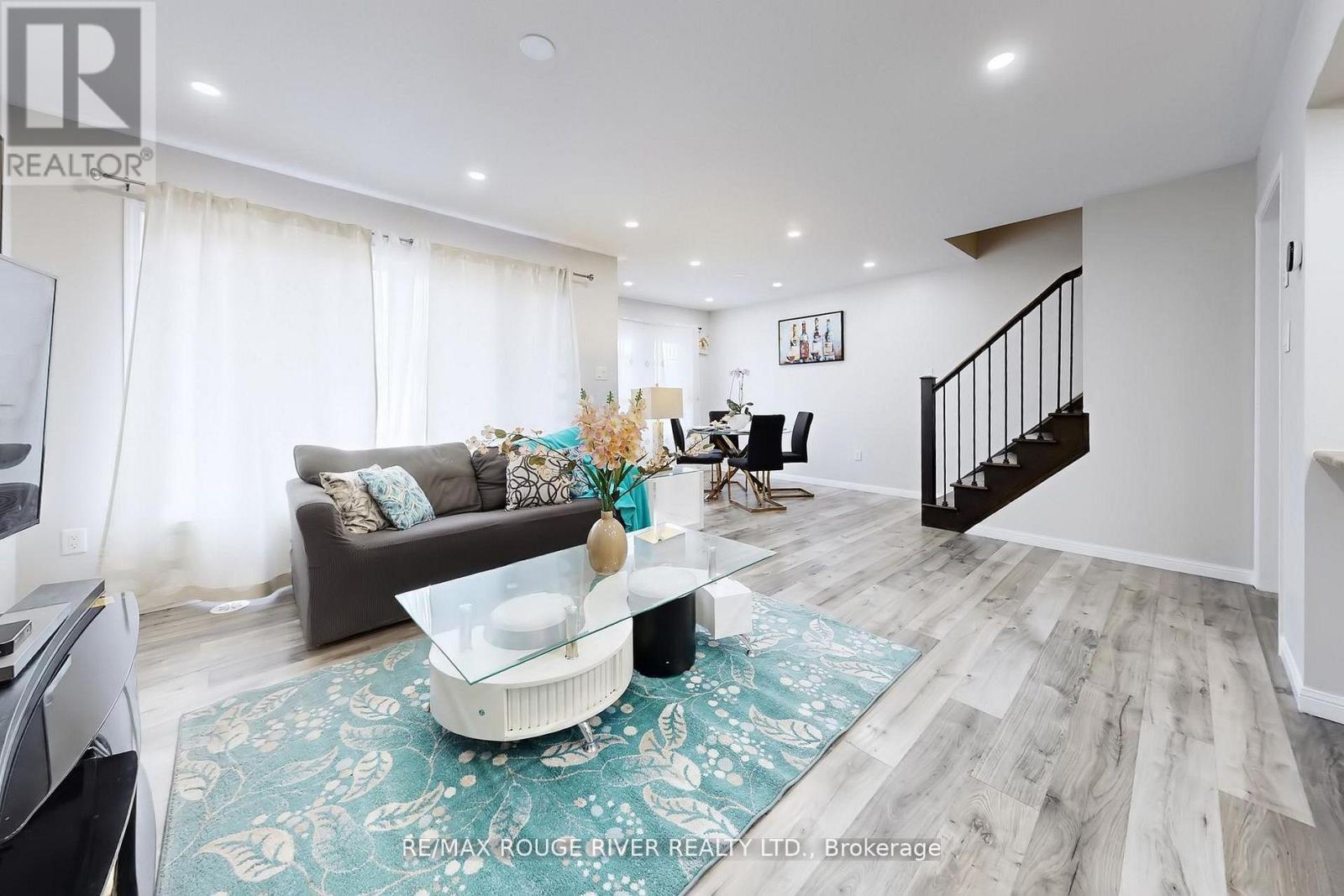 90 Suitor Court, Milton, Ontario  L9T 8R9 - Photo 4 - W12986584