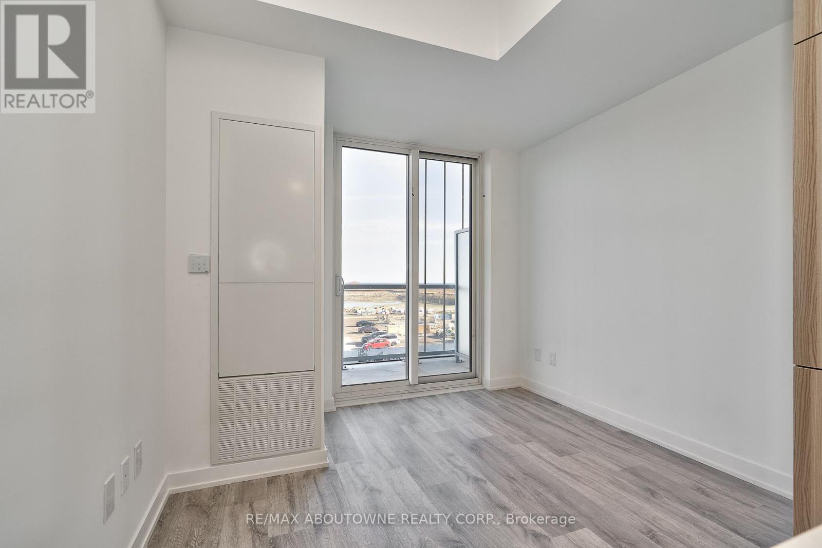 308 - 220 Missinnihe Way W, Mississauga, Ontario  L5H 1G5 - Photo 10 - W12986594