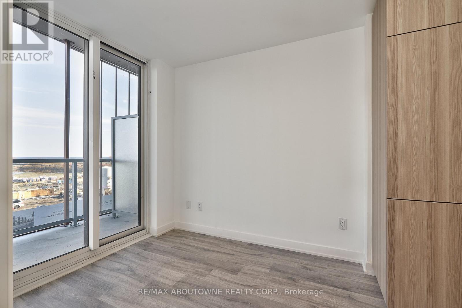 308 - 220 Missinnihe Way W, Mississauga, Ontario  L5H 1G5 - Photo 11 - W12986594