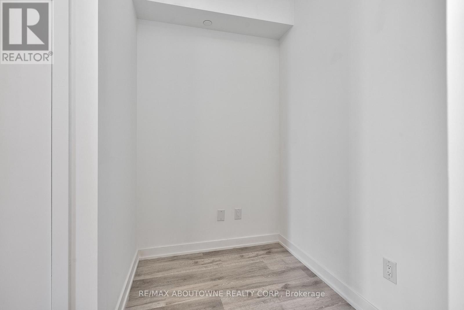 308 - 220 Missinnihe Way W, Mississauga, Ontario  L5H 1G5 - Photo 12 - W12986594