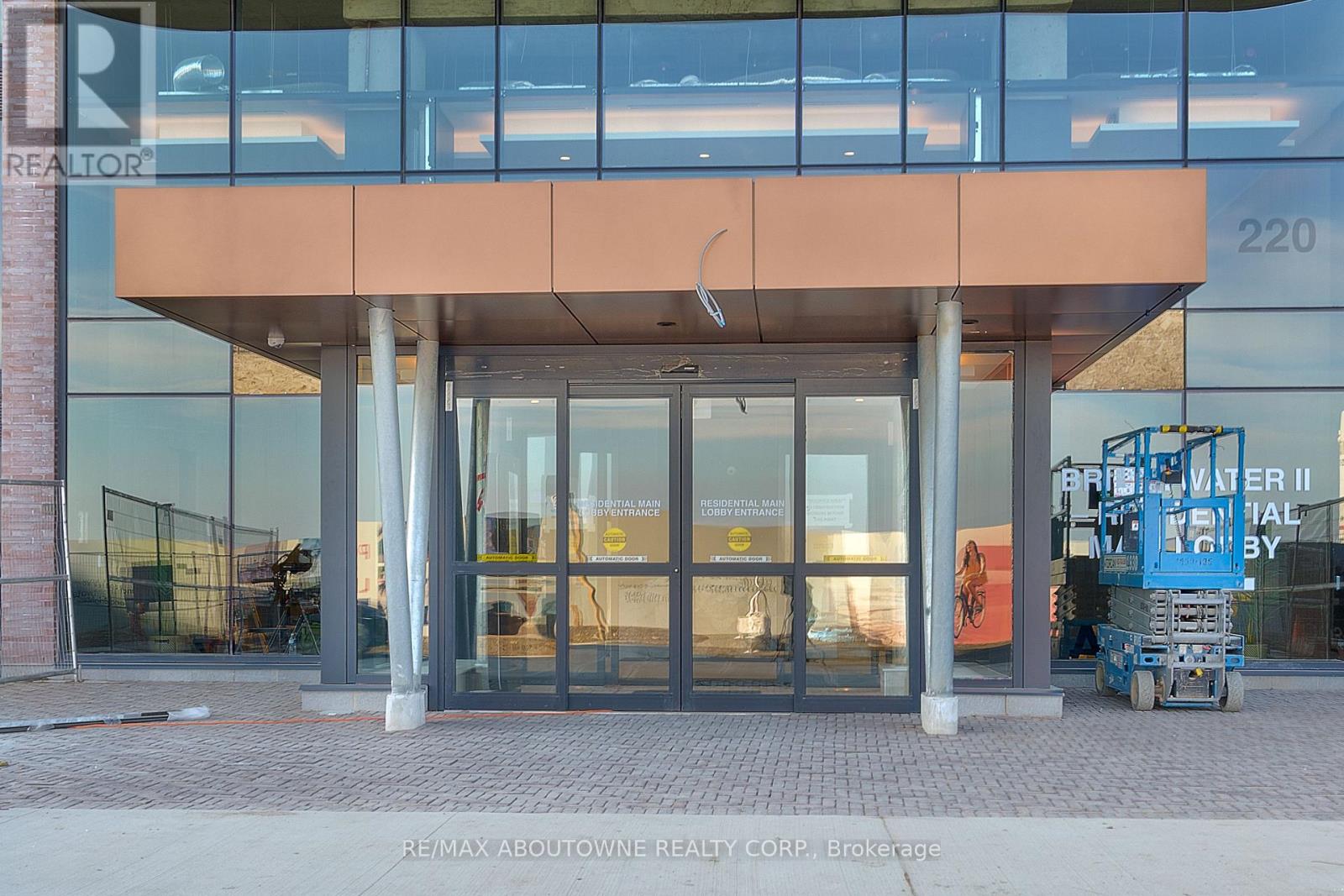 308 - 220 Missinnihe Way W, Mississauga, Ontario  L5H 1G5 - Photo 2 - W12986594