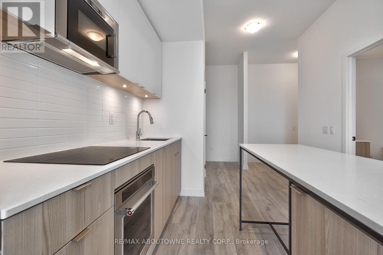 308 - 220 Missinnihe Way W, Mississauga, Ontario  L5H 1G5 - Photo 7 - W12986594