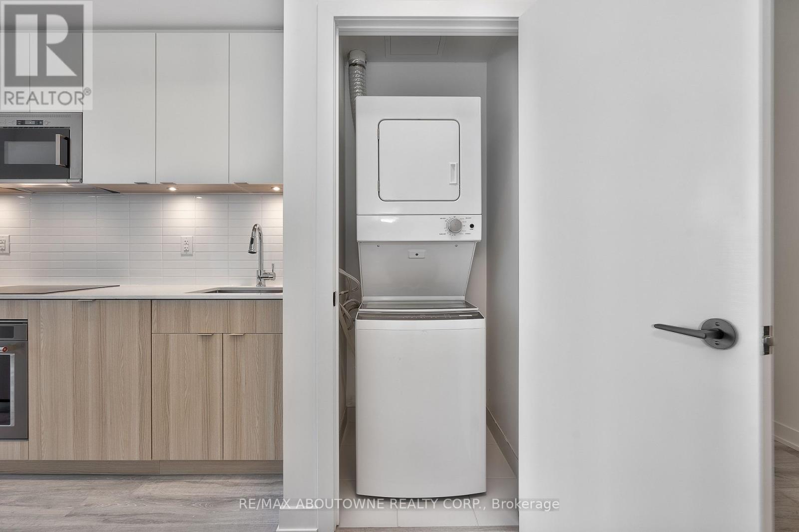 308 - 220 Missinnihe Way W, Mississauga, Ontario  L5H 1G5 - Photo 8 - W12986594