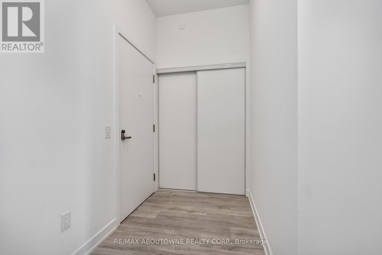 308 - 220 Missinnihe Way W, Mississauga, Ontario  L5H 1G5 - Photo 9 - W12986594