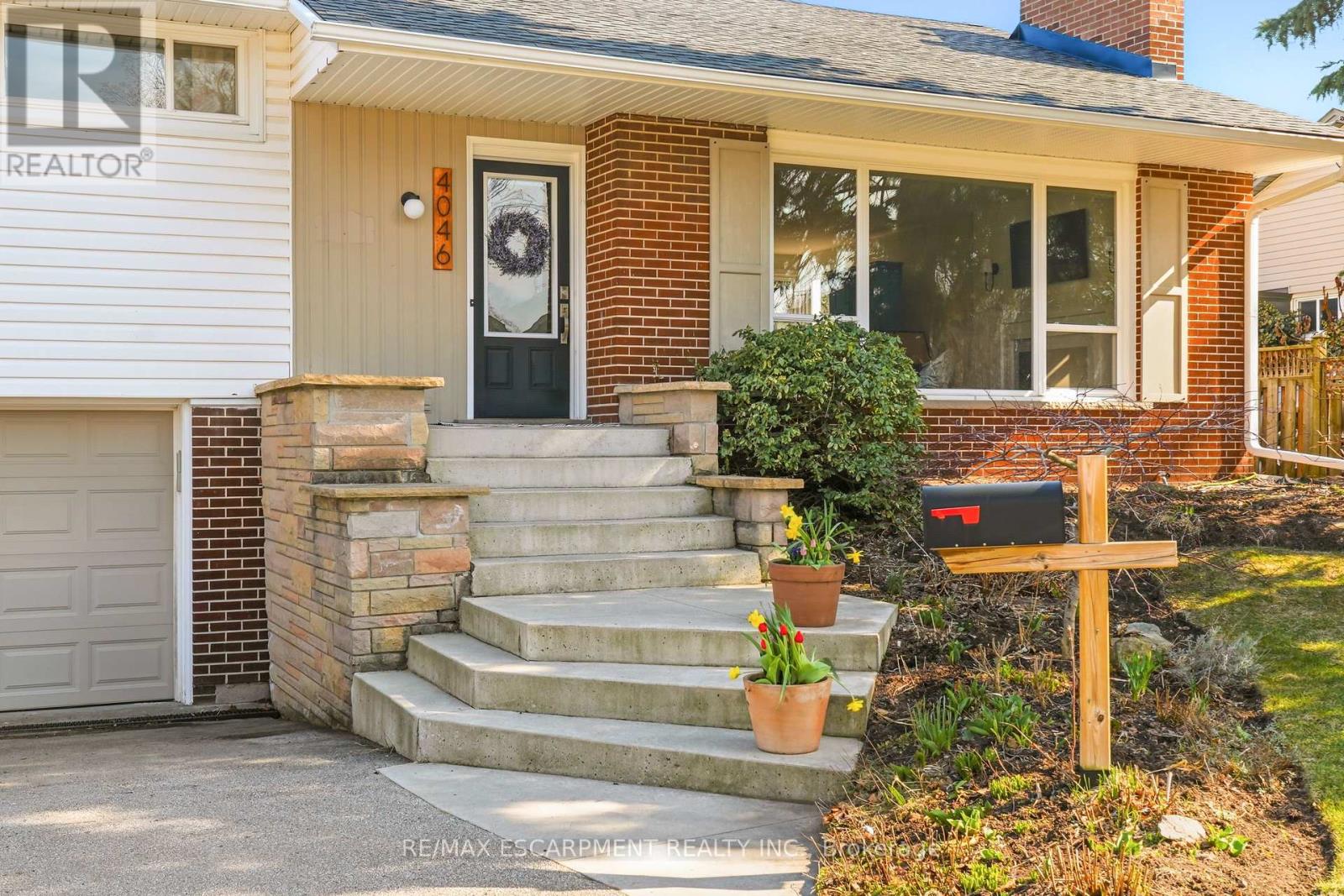 4046 Grapehill Avenue, Burlington, Ontario  L7L 1R2 - Photo 2 - W12986606