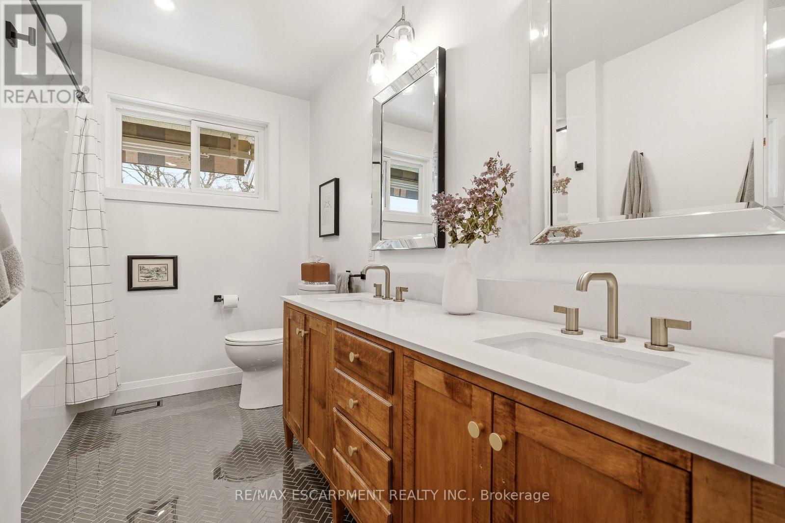 4046 Grapehill Avenue, Burlington, Ontario  L7L 1R2 - Photo 28 - W12986606