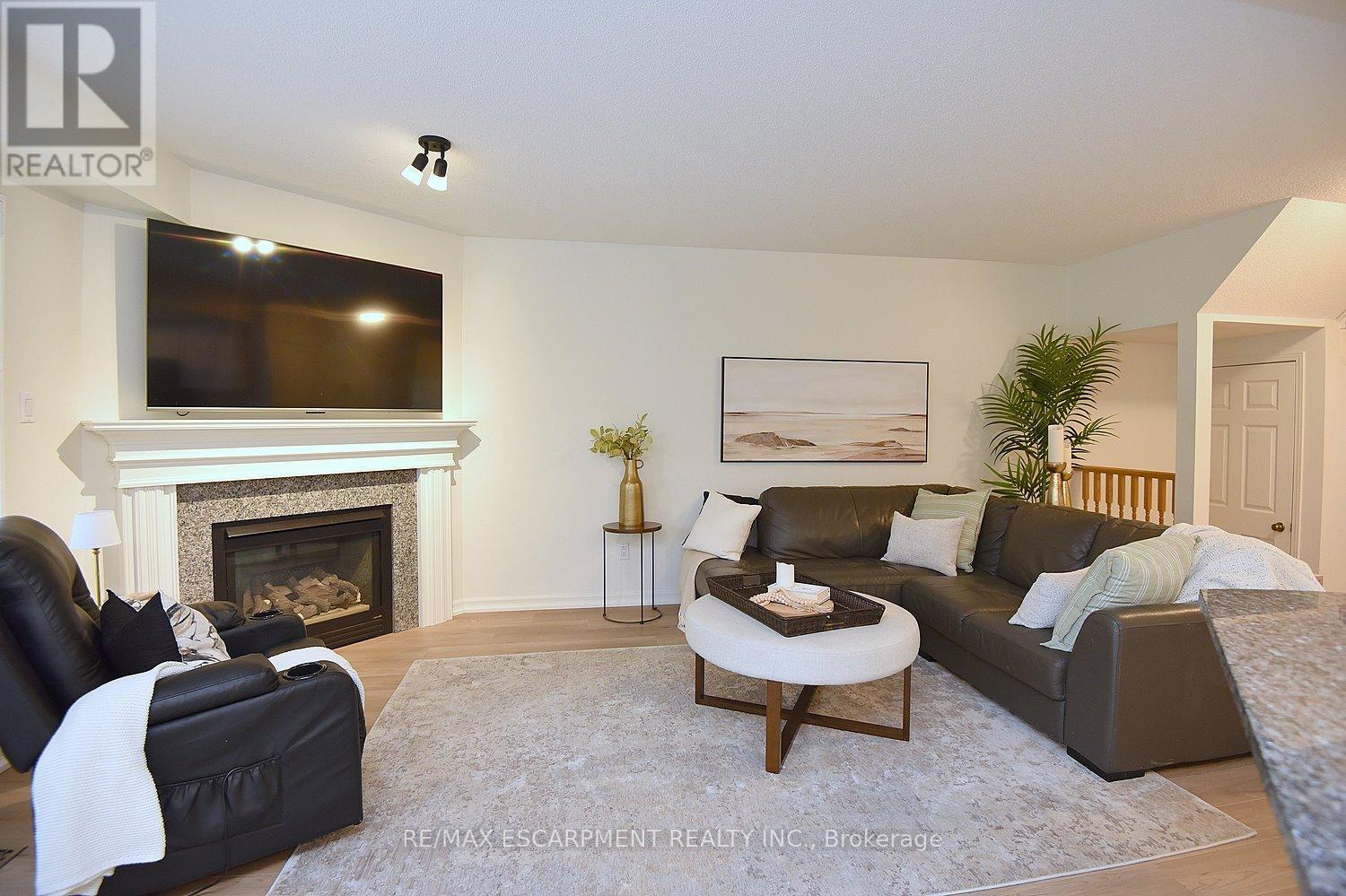 35 - 18 Cedar Street, Grimsby, Ontario  L3M 5M8 - Photo 10 - X12986520