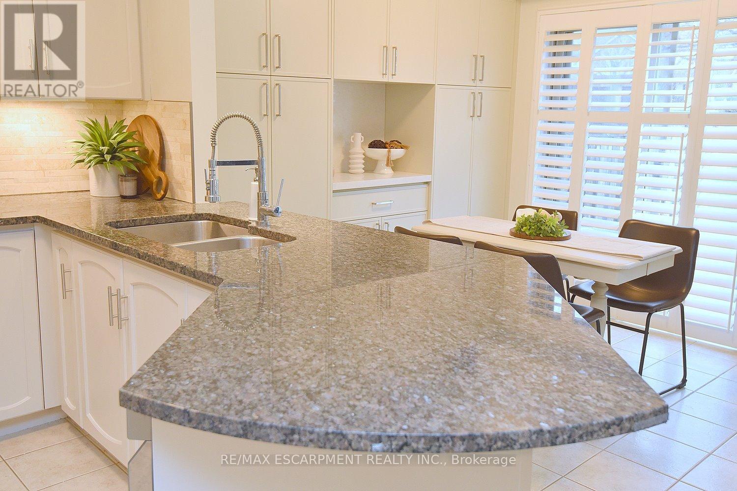 35 - 18 Cedar Street, Grimsby, Ontario  L3M 5M8 - Photo 11 - X12986520