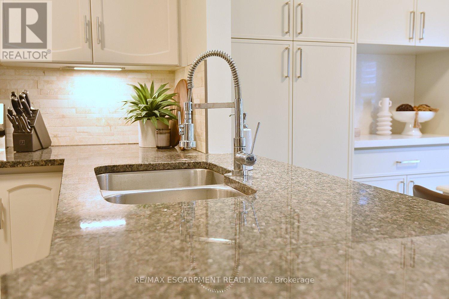 35 - 18 Cedar Street, Grimsby, Ontario  L3M 5M8 - Photo 15 - X12986520