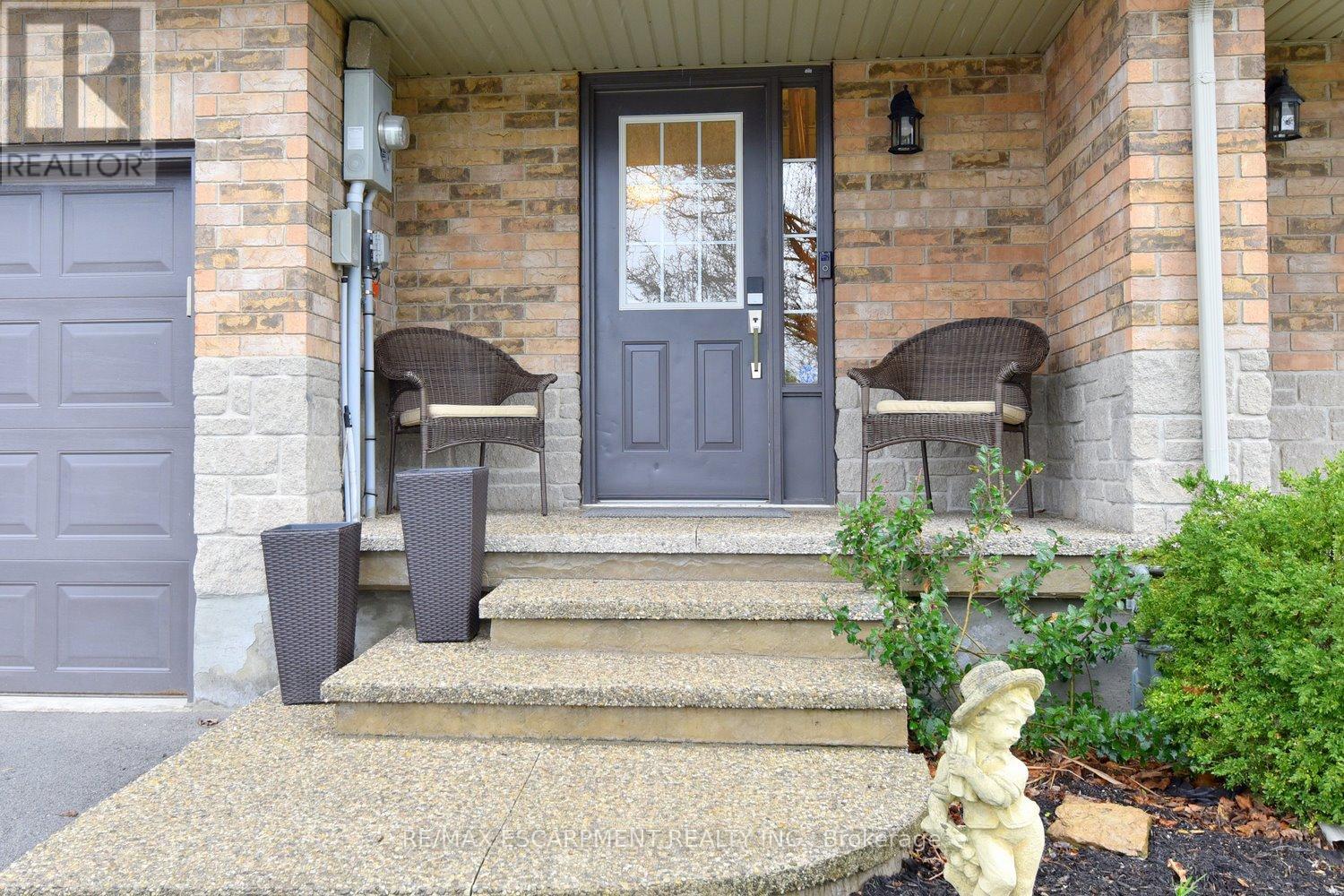 35 - 18 Cedar Street, Grimsby, Ontario  L3M 5M8 - Photo 3 - X12986520