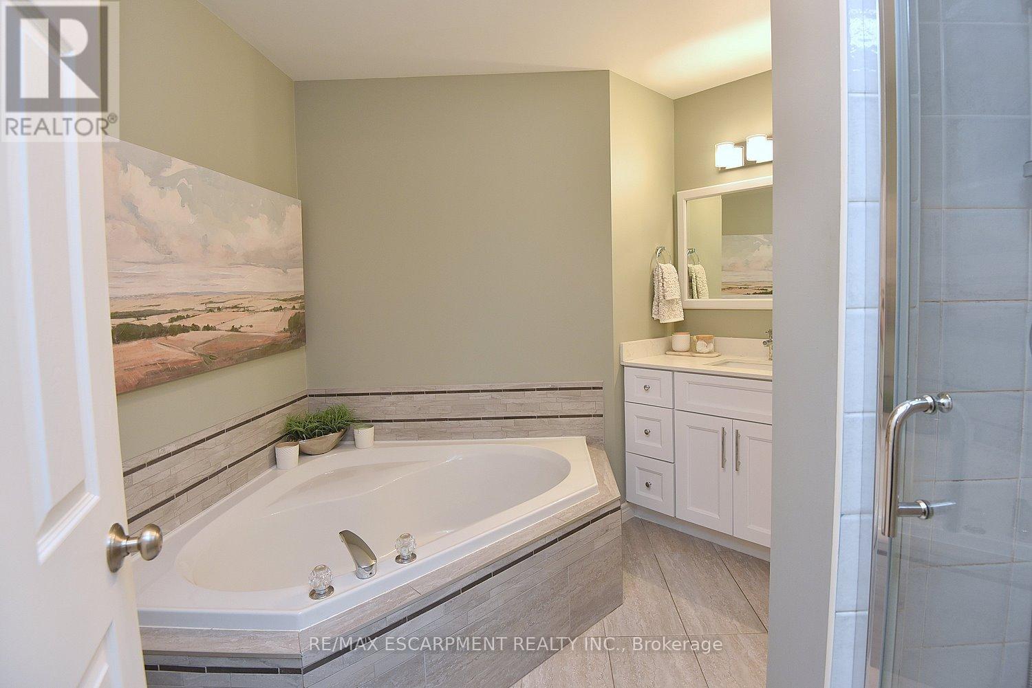 35 - 18 Cedar Street, Grimsby, Ontario  L3M 5M8 - Photo 31 - X12986520