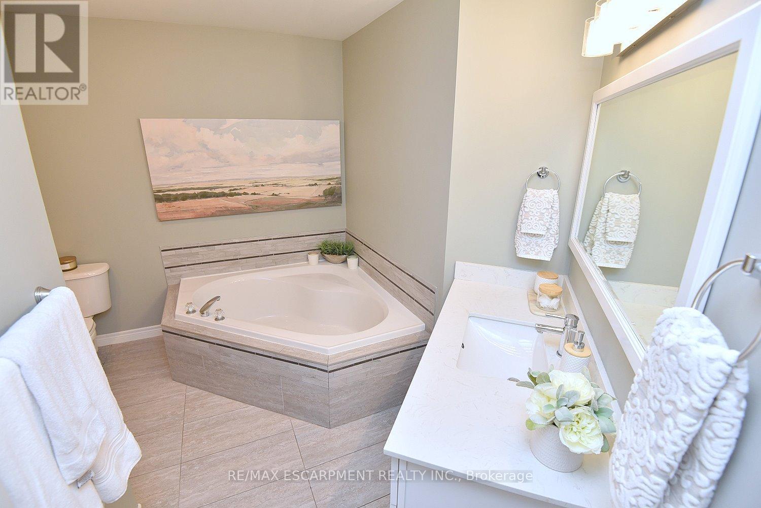 35 - 18 Cedar Street, Grimsby, Ontario  L3M 5M8 - Photo 32 - X12986520