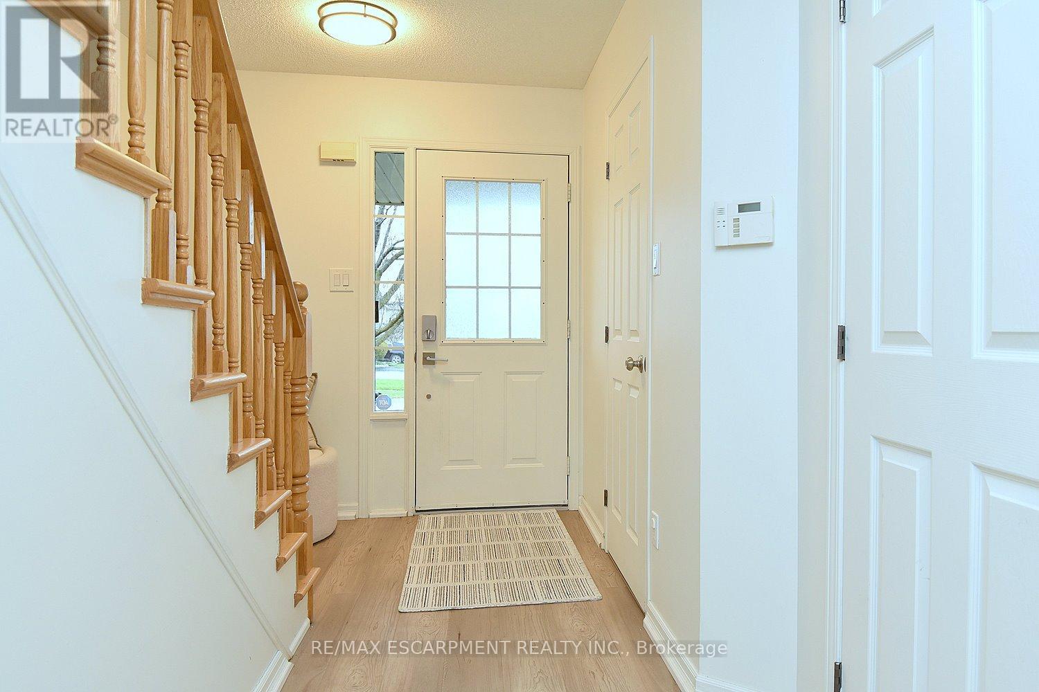 35 - 18 Cedar Street, Grimsby, Ontario  L3M 5M8 - Photo 4 - X12986520