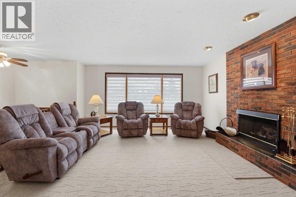 77 Allan Close, Red Deer, Alberta T4R 1A4 - Photo 3 - A2300774