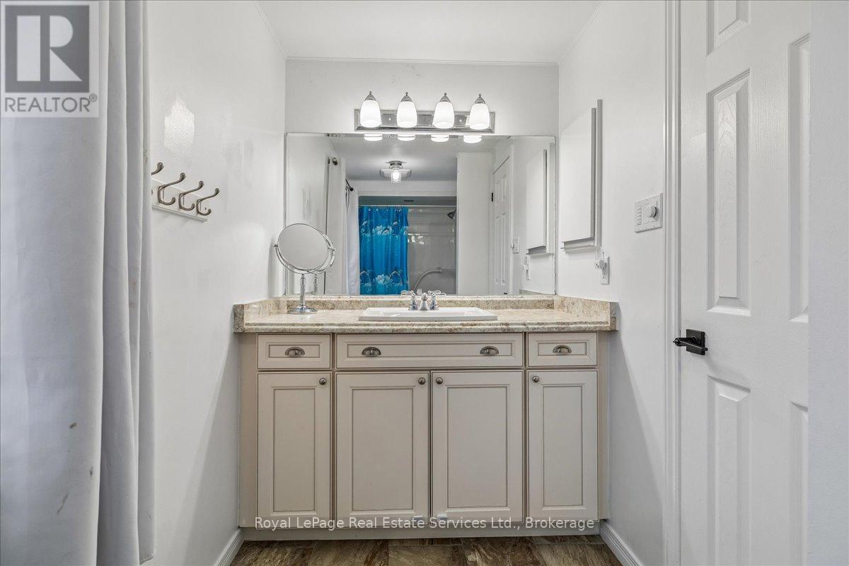 3231 Pinemeadow Drive, Burlington, Ontario  L7M 3M5 - Photo 24 - W12986668