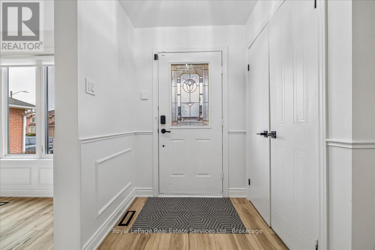 3231 Pinemeadow Drive, Burlington, Ontario  L7M 3M5 - Photo 3 - W12986668