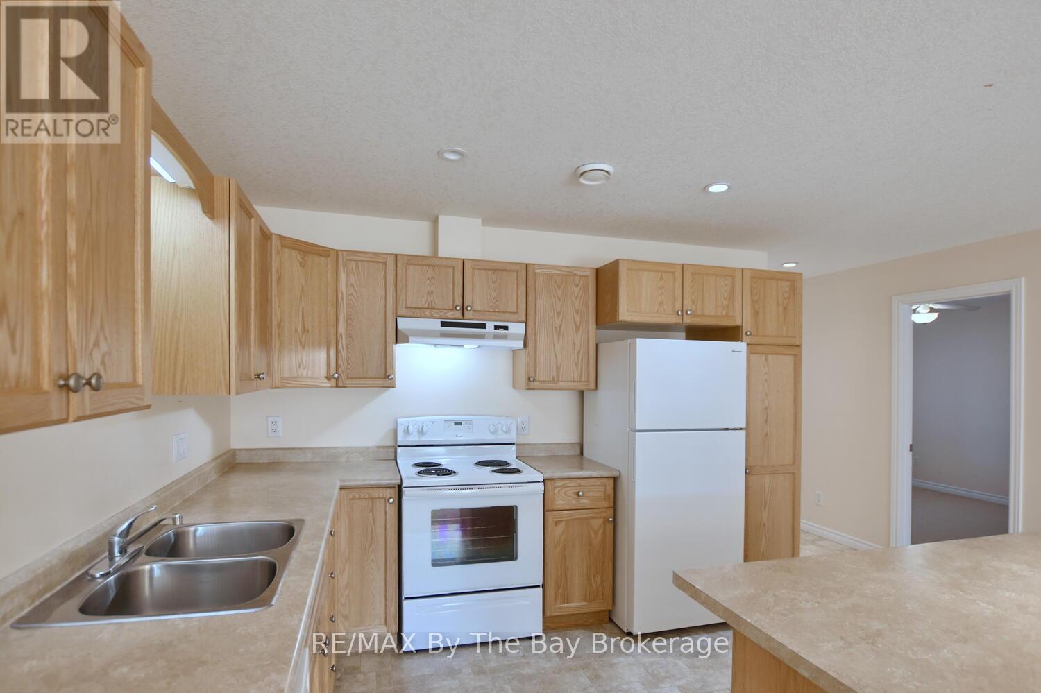 142 Meadow Lane, Wasaga Beach, Ontario  L9Z 0A4 - Photo 11 - S12986656