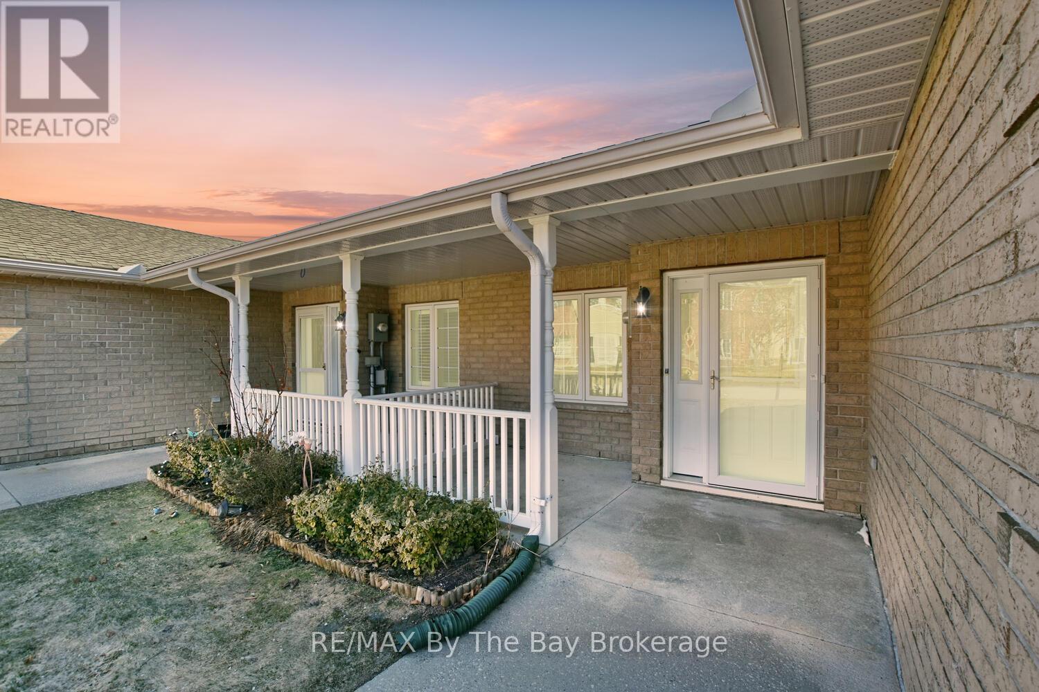 142 Meadow Lane, Wasaga Beach, Ontario  L9Z 0A4 - Photo 2 - S12986656