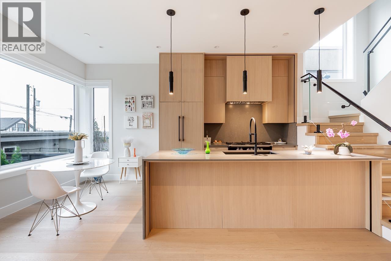 2 3674 Oxford Street, Vancouver, British Columbia  V5K 1P3 - Photo 1 - R3110094