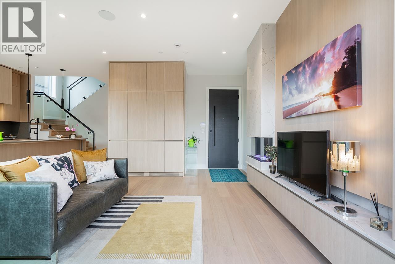 2 3674 Oxford Street, Vancouver, British Columbia  V5K 1P3 - Photo 2 - R3110094