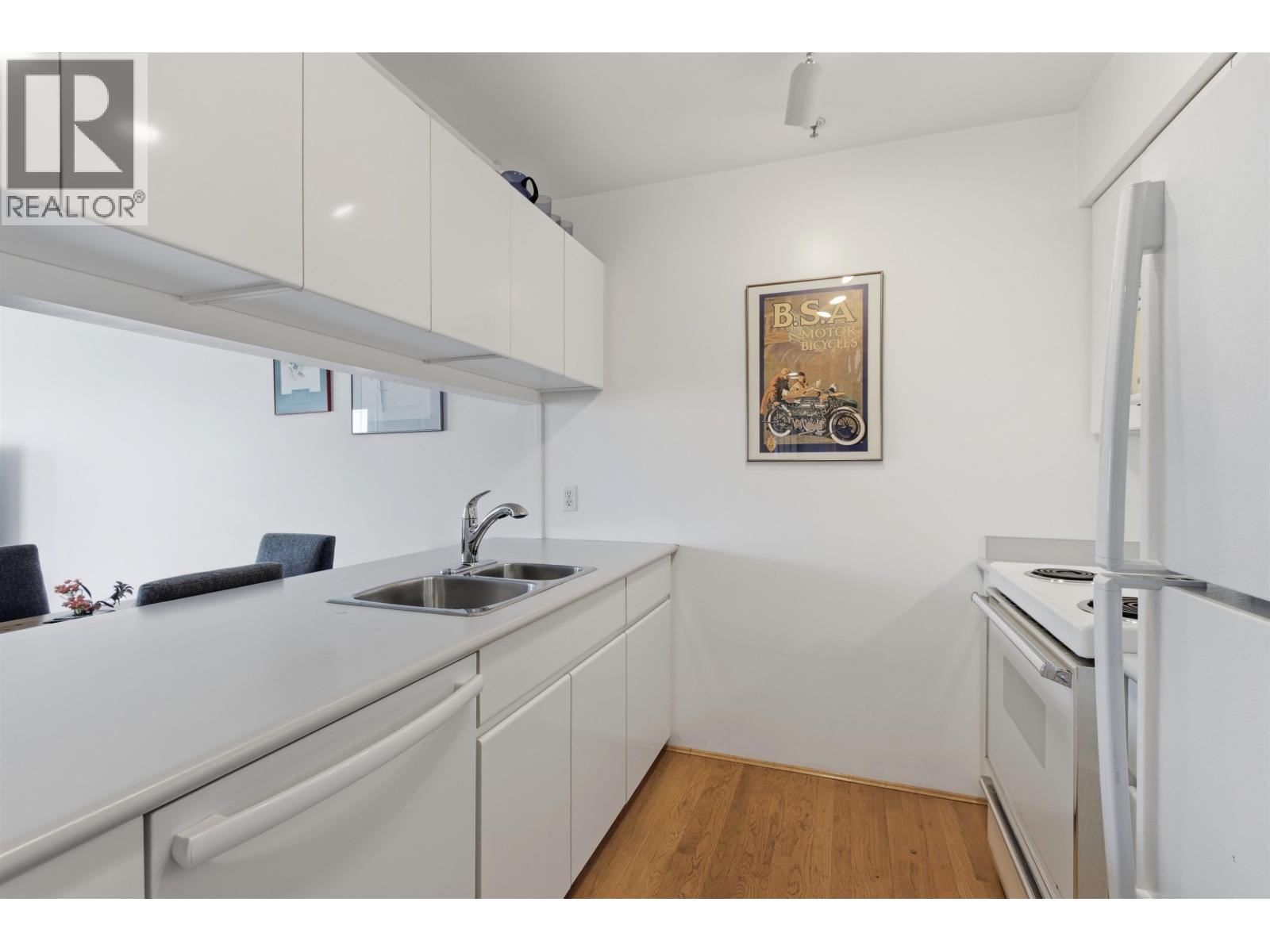 211 3250 W Broadway, Vancouver, British Columbia  V6K 2H4 - Photo 13 - R3110095